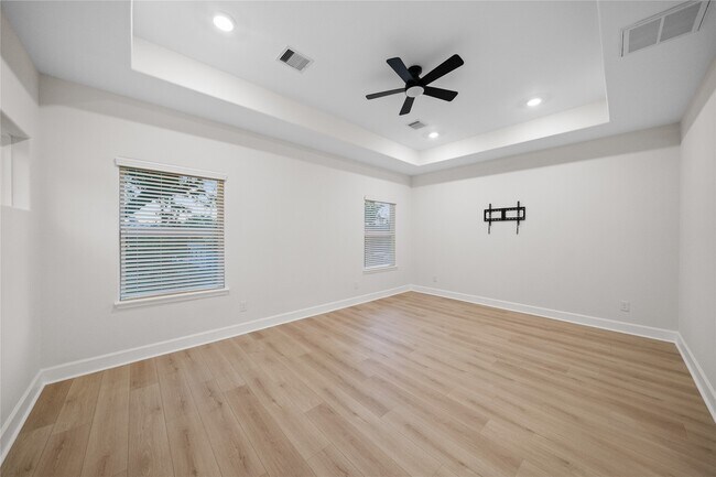 Building Photo - 1411 Bayou St