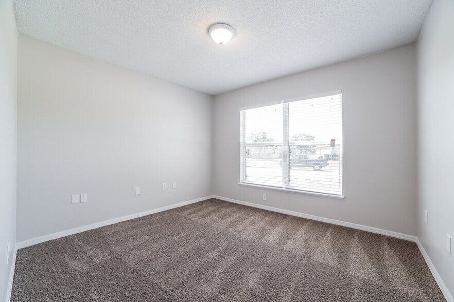 Building Photo - 2372 Queenswood Cir