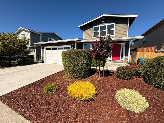 Primary Photo - NEW PHOTOS! Two-level home located in Coff...