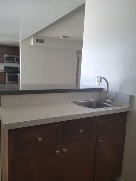 Building Photo - 623 S Grevillea Ave