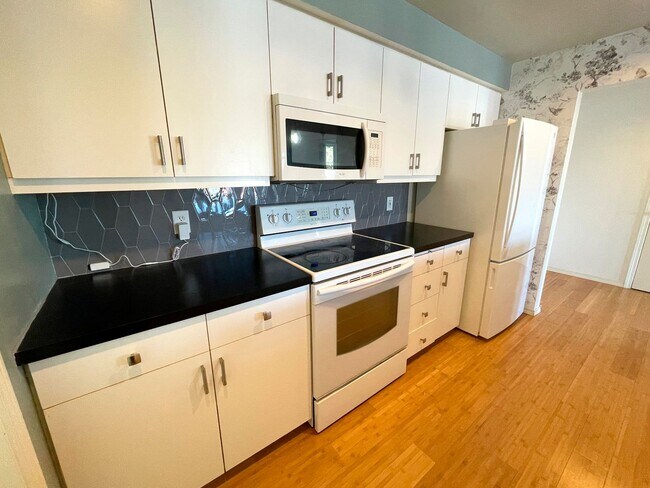 Building Photo - Fantastic Irvington Place Condo with Washe...