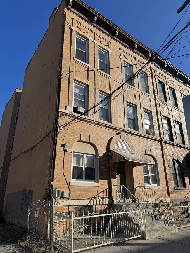Building Photo - 112 Lincoln St