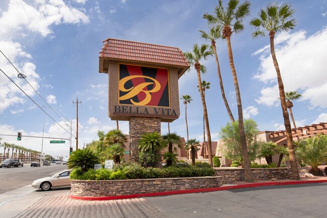 Building Photo - Guard gated SW community with easy Strip a...
