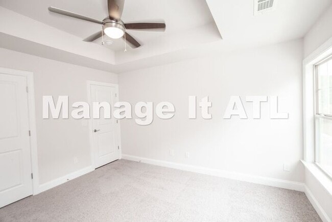 Building Photo - 4 Bedroom Townhome in Chamblee