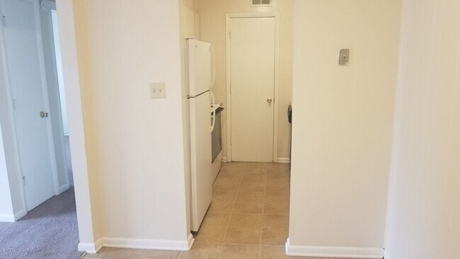 Building Photo - 2 Bedroom Apartment.  Walk to VSU.