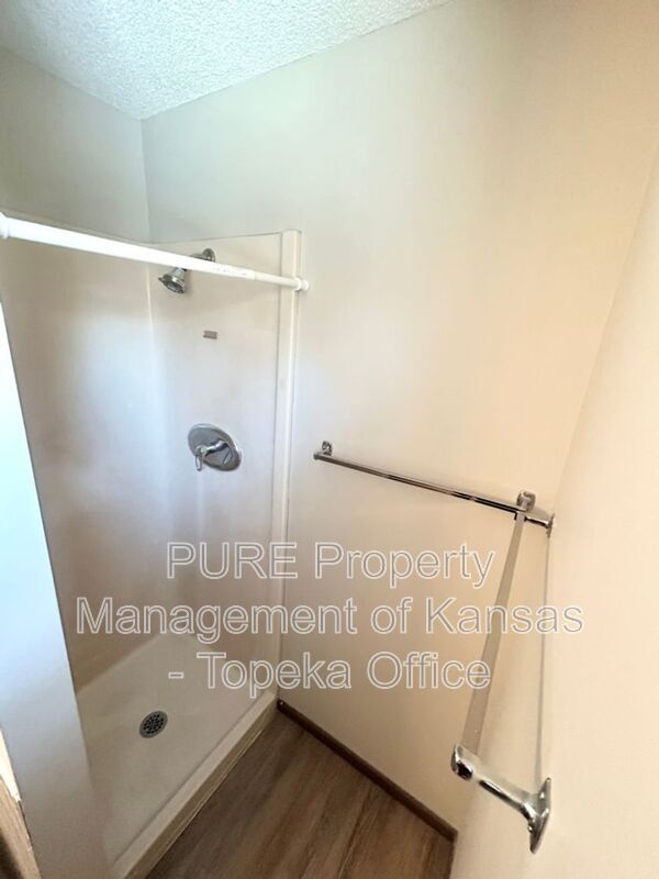 Building Photo - 2746 SE Lakeshore Blvd