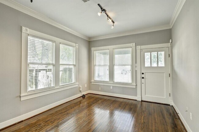Building Photo - 804 E 27th St