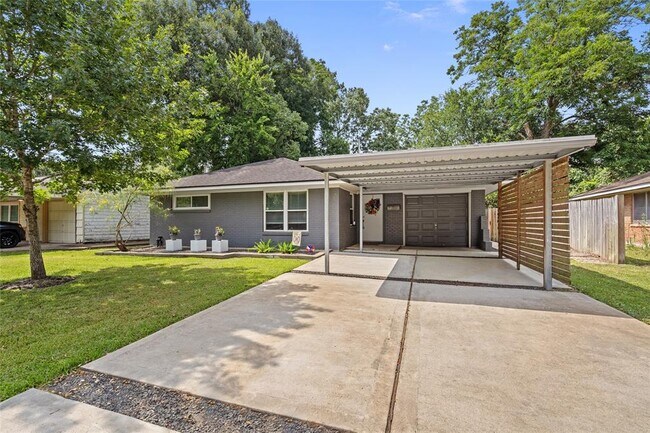 Building Photo - 2327 Chantilly Ln