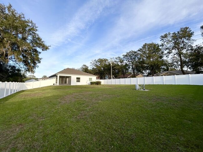 Building Photo - Lovely 3/2 Spacious Home with a Fenced Bac...