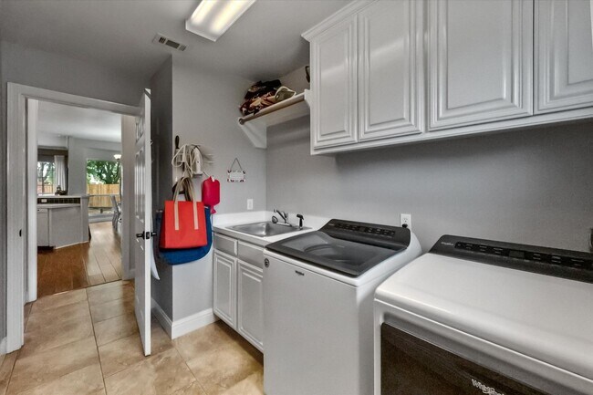 Building Photo - Gorgeous Cul-d-Sac home in Coveted Mansfie...