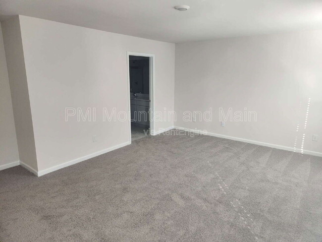 Building Photo - 568 Country Oak Dr