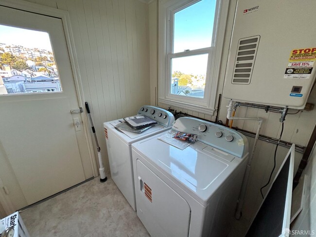 Building Photo - 106 Caselli Ave