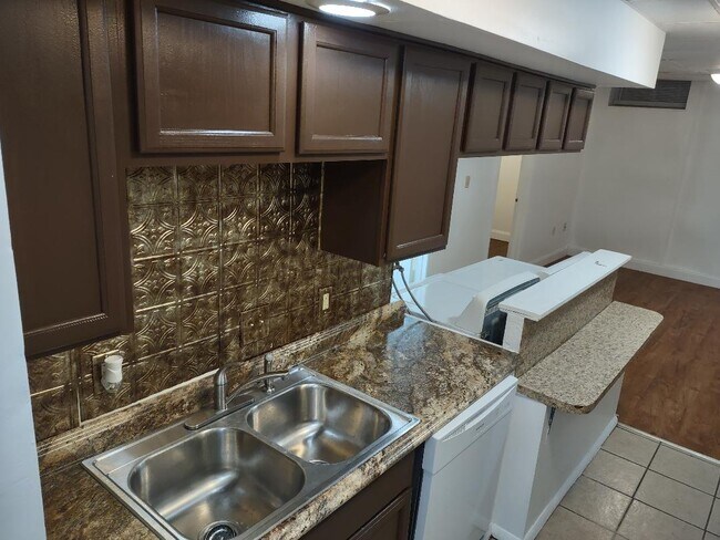 Building Photo - 890 Quadrilla St