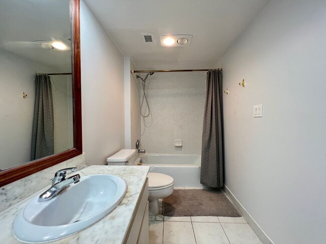 Building Photo - 2 Bed 2 Bath Condo Just Steps From The Oce...