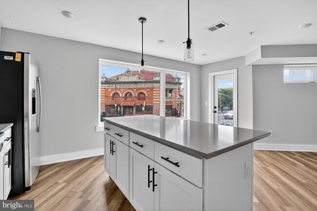 Building Photo - 3965 Lancaster Ave