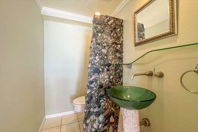 Building Photo - Executive Lakefront Living – 3 Bed, 2.5 Ba...