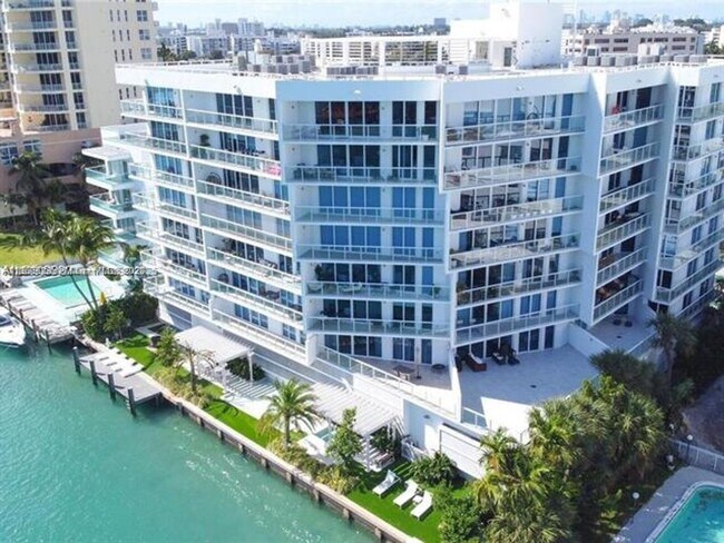 Building Photo - 9821 E Bay Harbor Dr