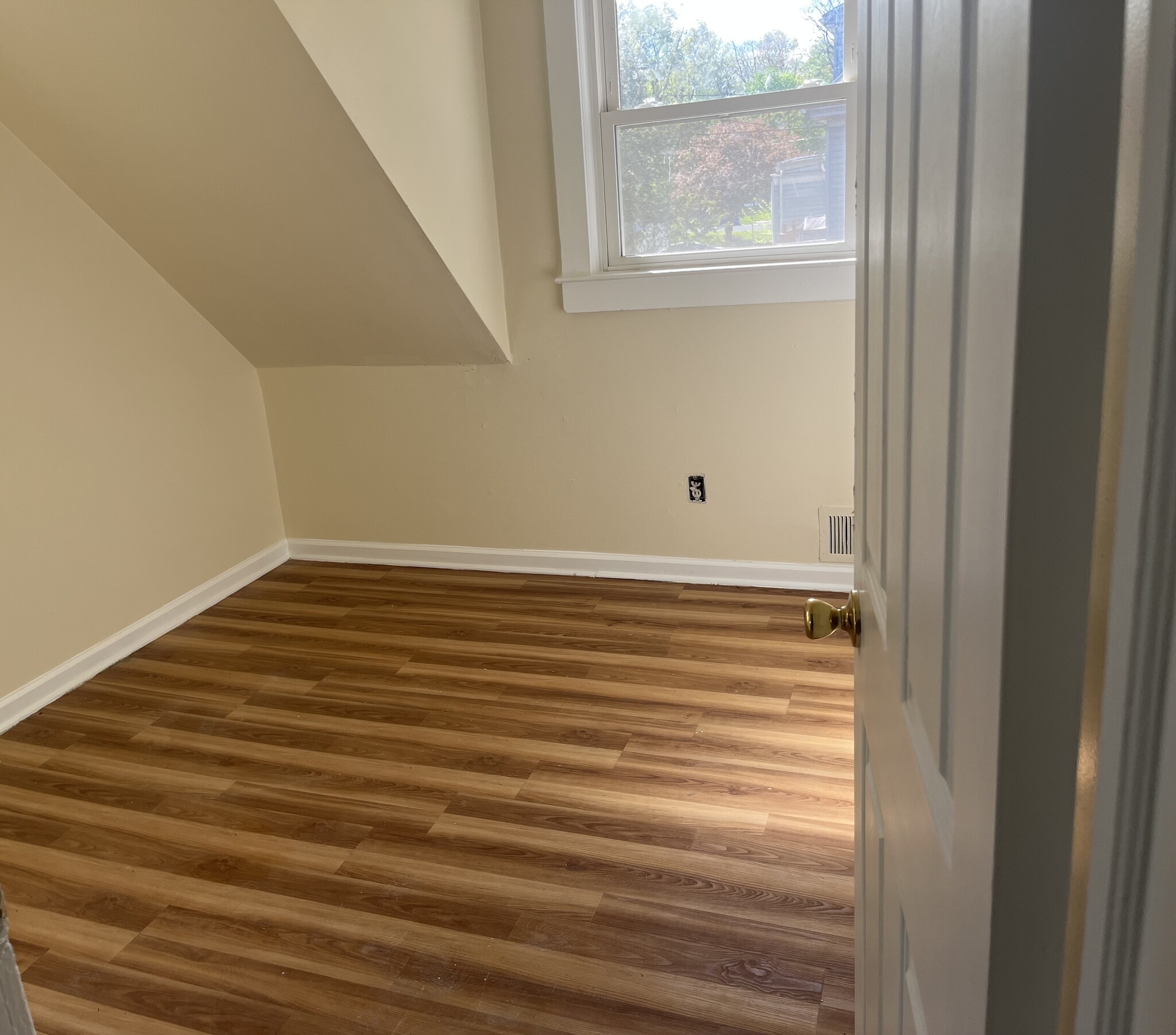 Building Photo - 251 Maple Ave