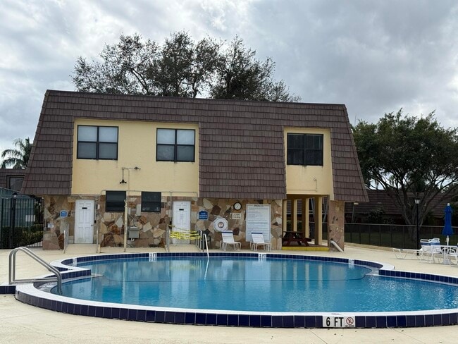 Building Photo - 1021 Springdale Cir