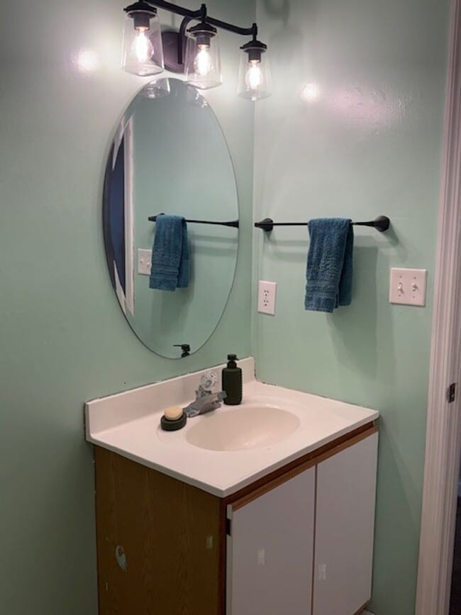 Building Photo - Welcome to Hemlock Drive!