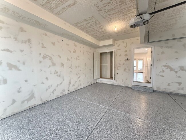 Building Photo - Beautiful SLC Town Home Available Now