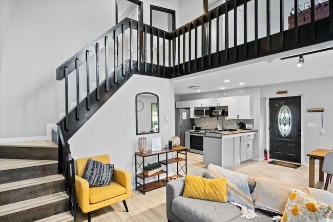 Building Photo - 1150 Country Club Dr