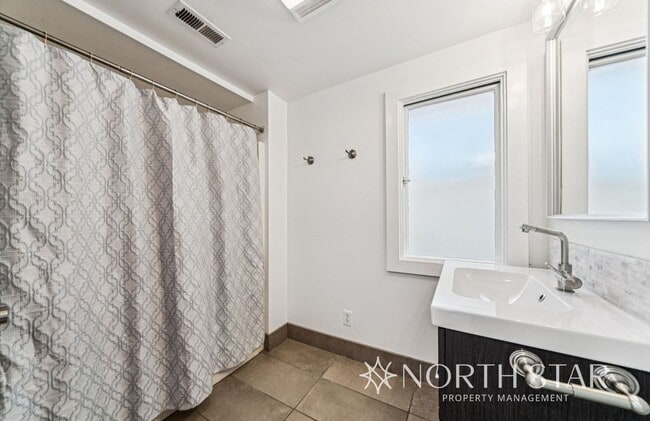 Building Photo - Newly renovated stunning lakefront home.