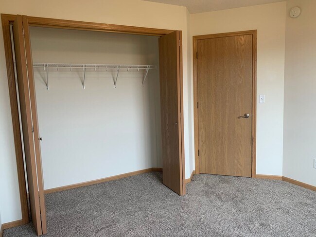 Building Photo - Spacious 4 Bedroom Townhome in Great Neigh...