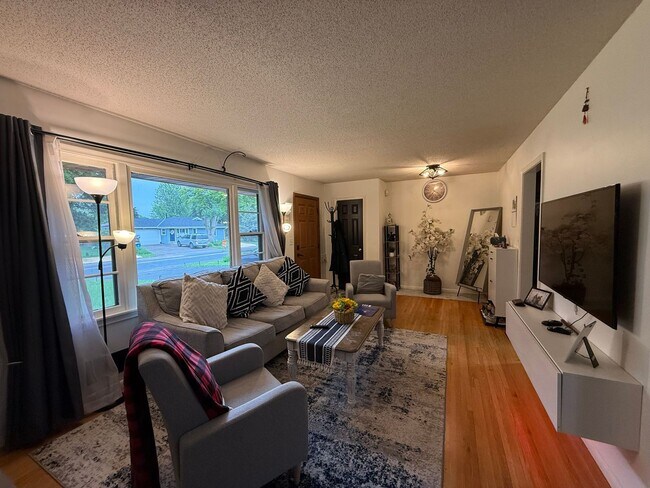 Building Photo - Beautiful 4 bed 2.5 Bath Bloomington SF Ho...