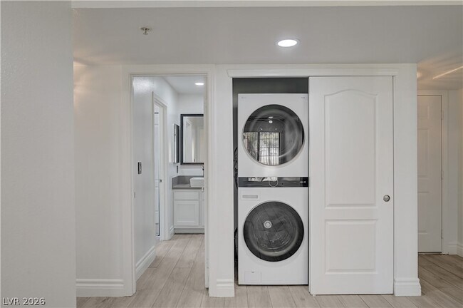 Building Photo - 2120 Sealion Dr