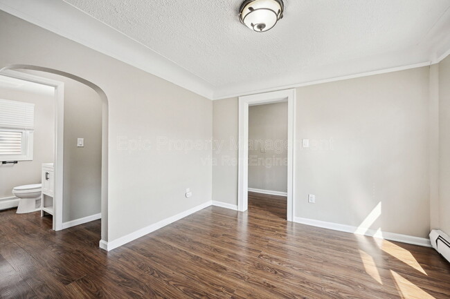 Building Photo - 1029 E Granet Ave