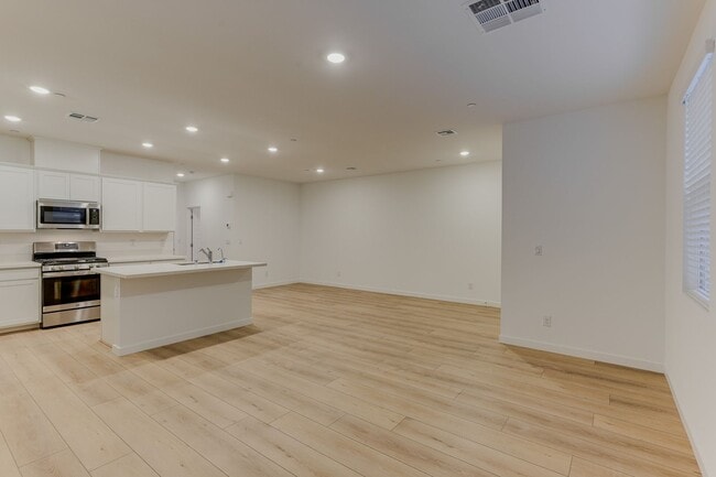 Building Photo - Modern Townhome Living in Henderson’s Historic Water District!