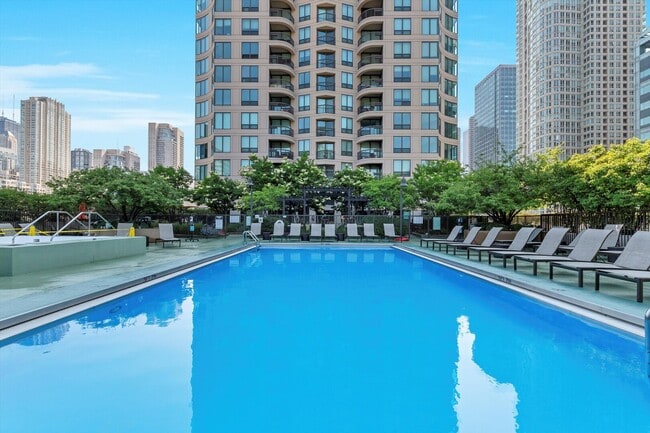 Building Photo - 400 N La Salle Dr