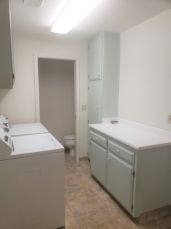 Building Photo - 4 bedroom 2 1/2 bath home in Sunset Oaks