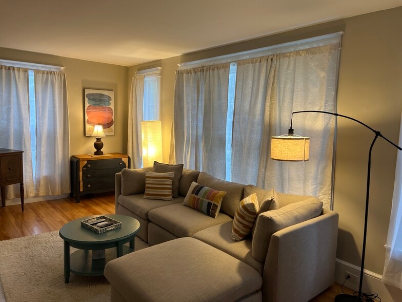 162 Living room - 162 Broadway