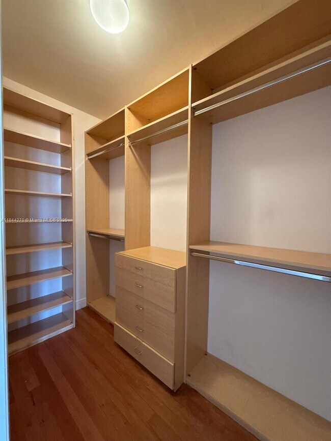 Building Photo - 785 Crandon Blvd