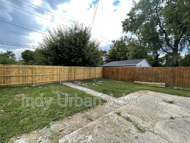 Building Photo - 2912 N Kenwood Ave