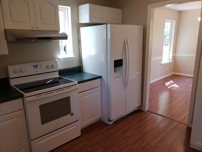 Building Photo - Large Home on Dead End street