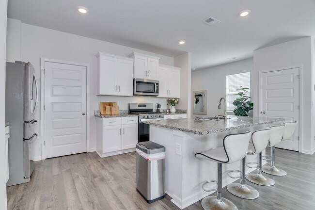 Building Photo - 4 Bedroom 3 Bathroom Two Story Home