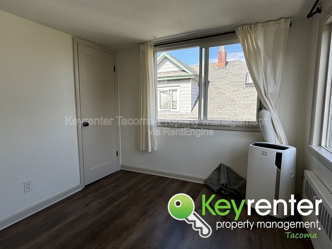 Building Photo - 1207 N Oakes St