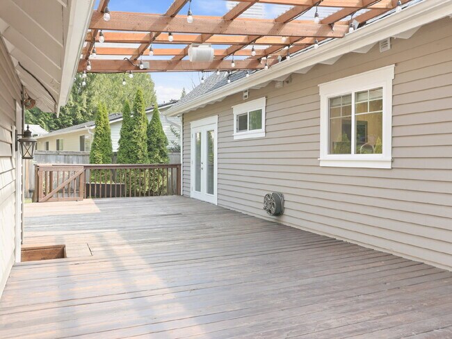 Building Photo - 4 Bedroom PLUS Above Garage Bonus Room in Bothell! Air Conditioned!
