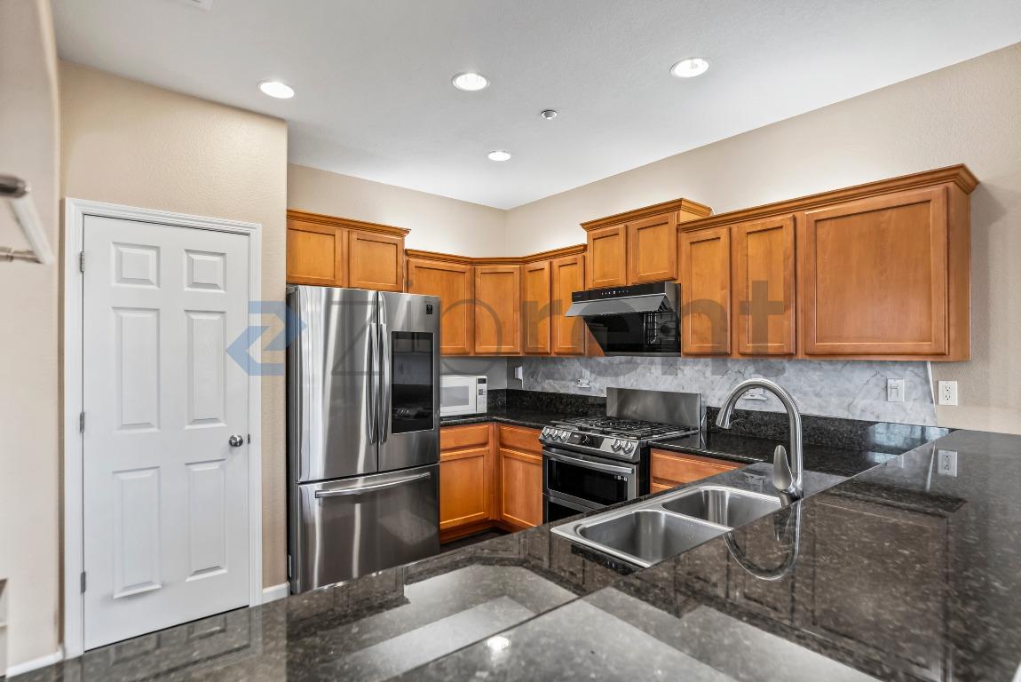 Building Photo - 205 Blum View Dr