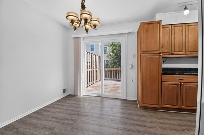 Building Photo - Welcome home to this light-filled, updated 4Bd/3.5Bth brick TH nestled in the sought-after Boniwo...