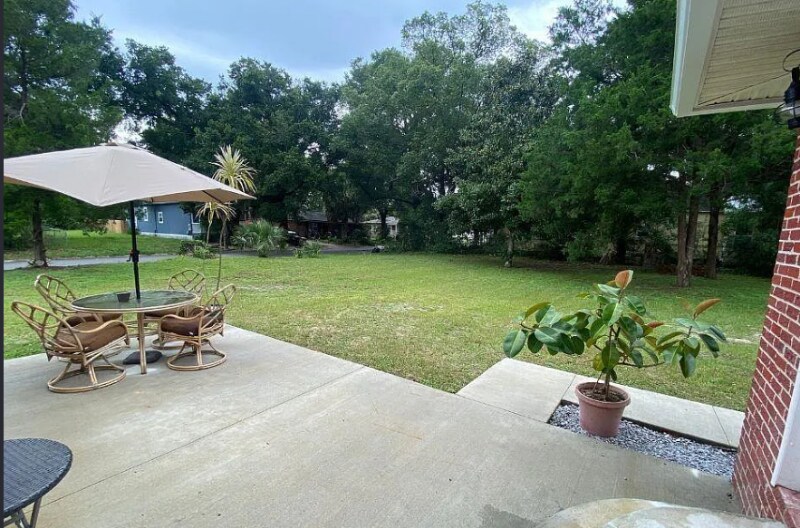 Building Photo - 814 W Gonzalez St