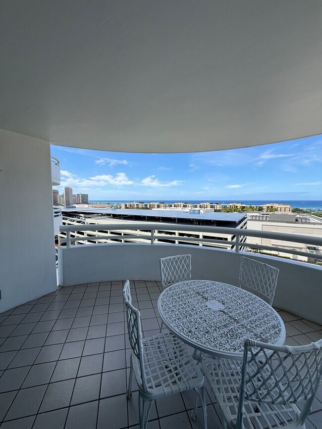 Building Photo - Uraku Tower 17 A Luxury Living!