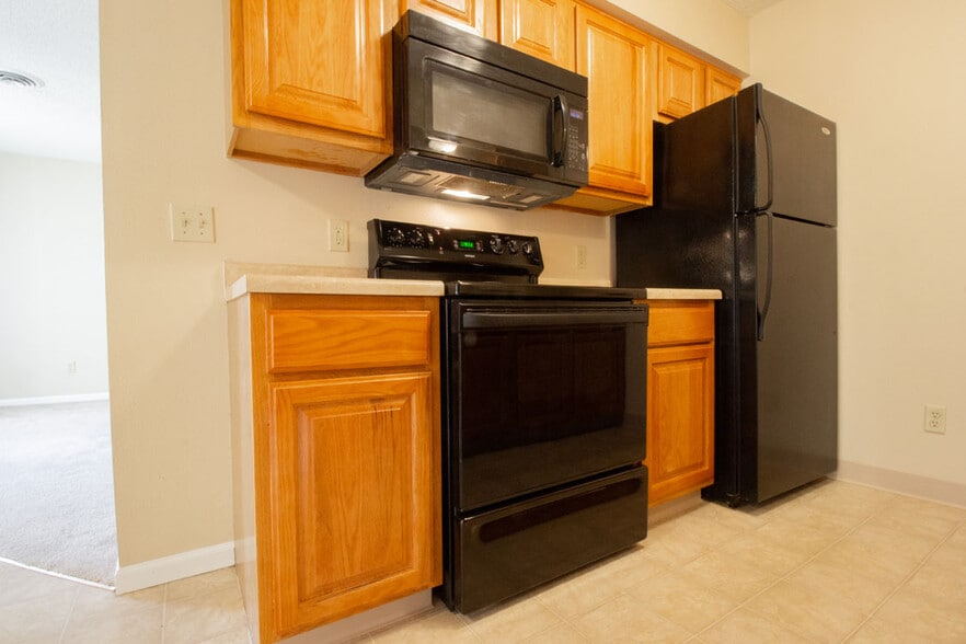 Kitchen at Crystal Ridge Apartments in Davenport, Iowa - Crystal Ridge Apartments & Townhomes