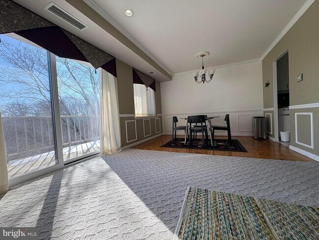 Building Photo - 1637 Oakwood Dr