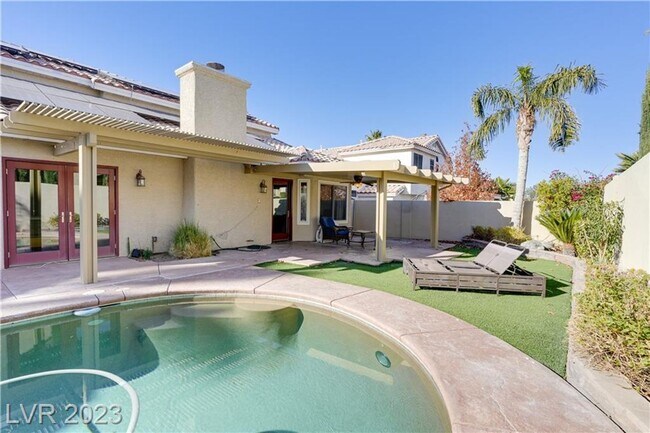 Building Photo - 4 BEDROOM HOME WITH PRIMARY BEDROOM DOWNST...