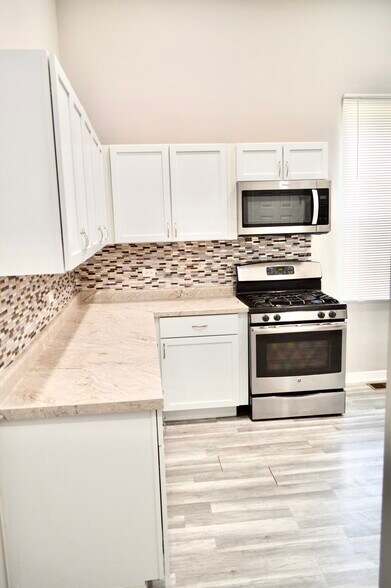 Building Photo - 522 W 81st St