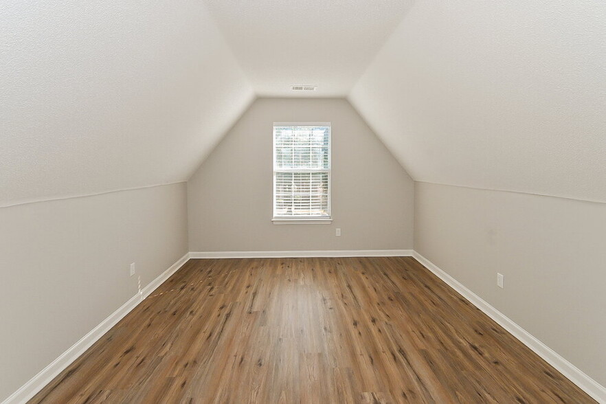 Building Photo - 6844 Kamali Ave